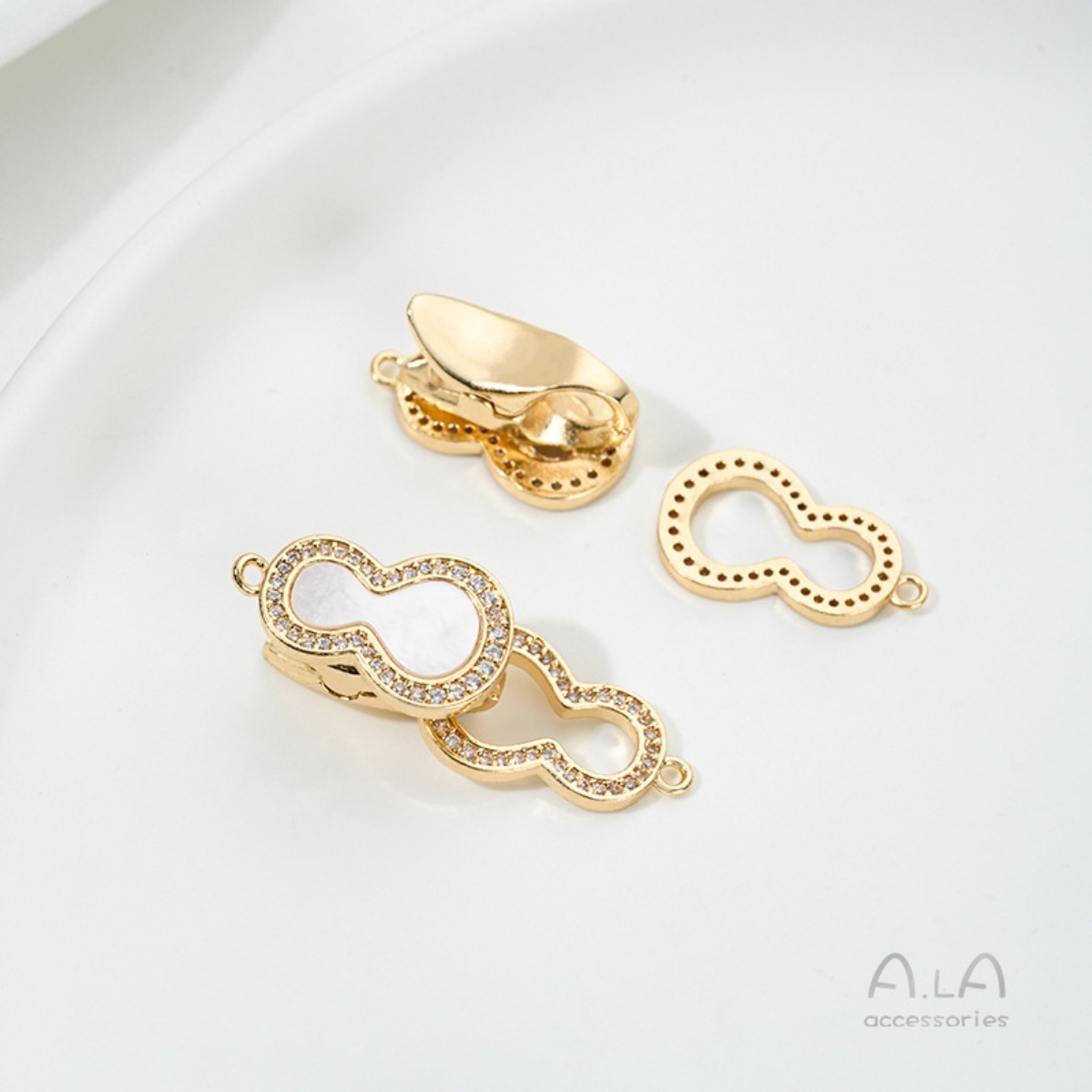 真珠貝ジルコン付き14K金メッキ真鍮製ひょうたん型トグルクラ - Toggle Clasp Gold のレビューと価格