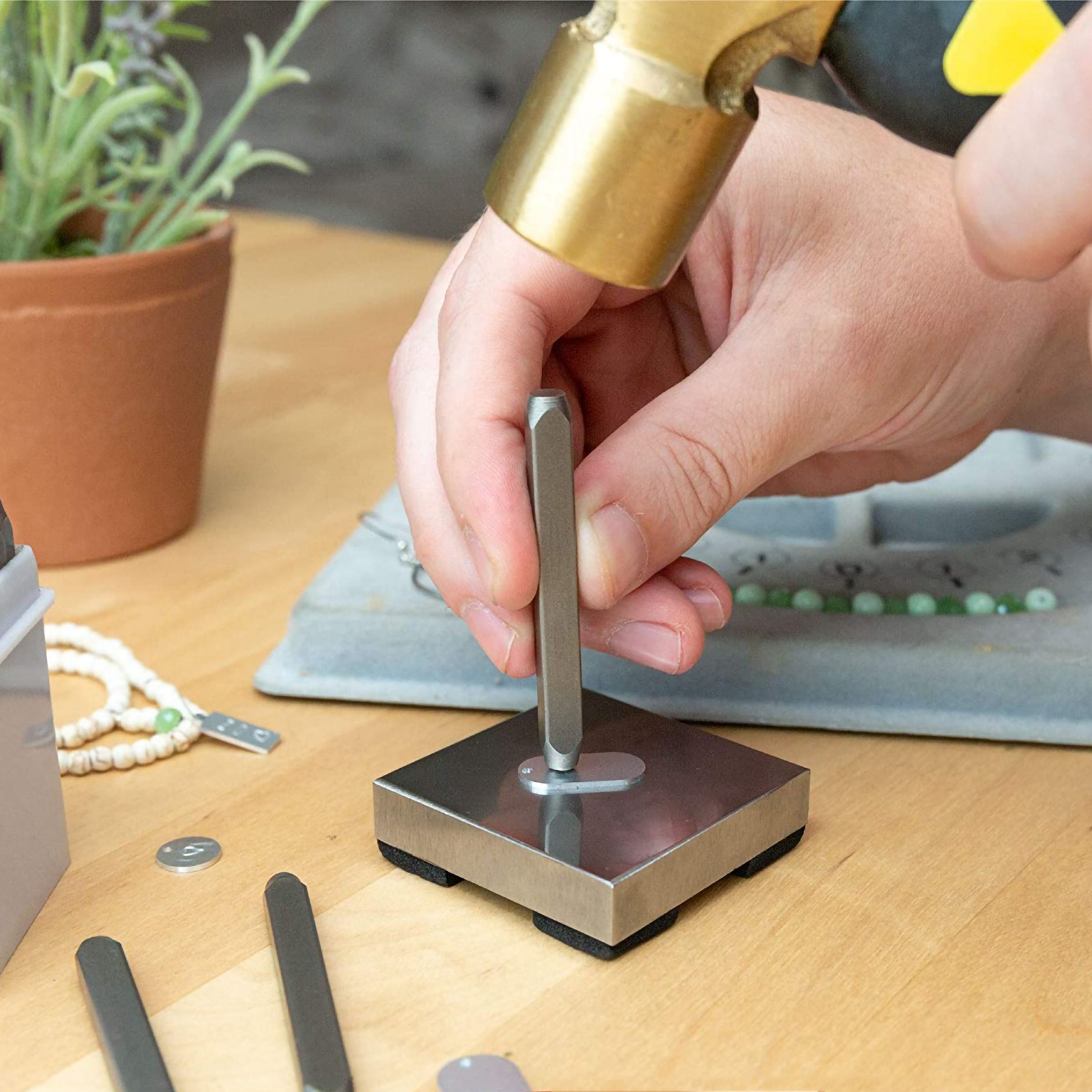 AA26P 1ポンド真鍮金属スタンピングハンマー両面マレット - Jewelry Making Anvil のレビューと価格